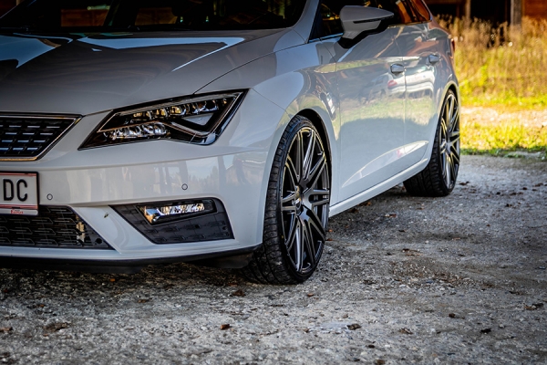 Seat Leon ST (5F8) mit Eibach Sportline Gewindefedern und 20 Zoll Twin-Monotube Projekt Felgen